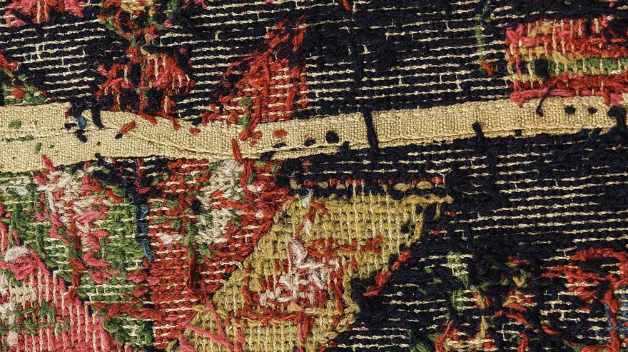 Slitet broderi i närbild