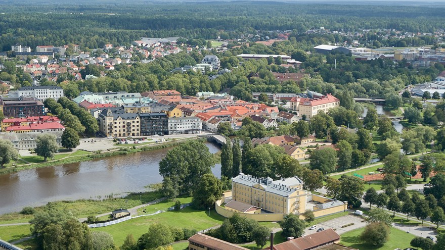 Flygbild visar Mariestad med omgivningar