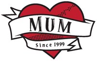 Animation i form av tatuering. Rött hjärta med vitt barnd runt. Text: MUM since 1999. 