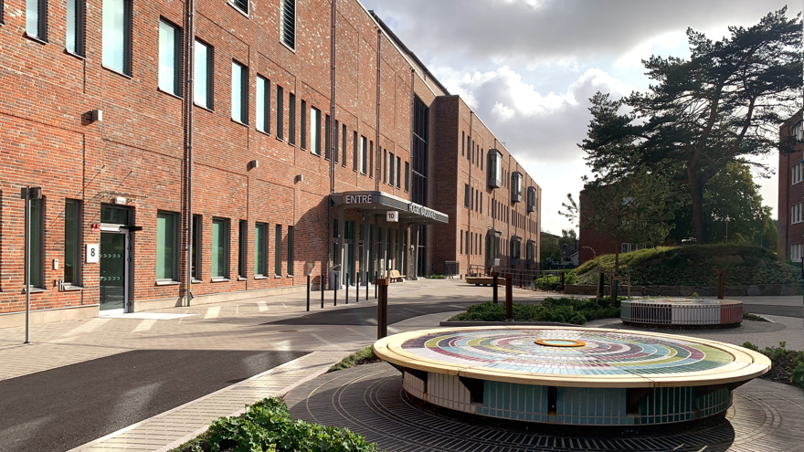 Entrén till Högsbo närsjukhus, med ett konstverk i förgrunden.