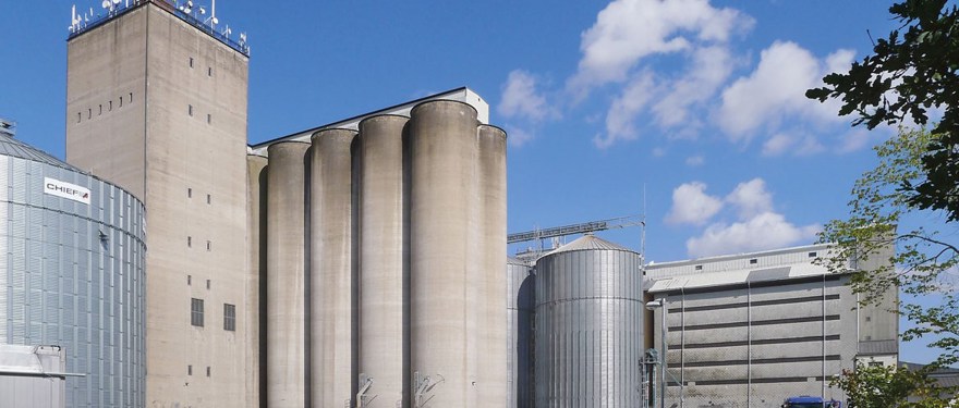 Lagerhuset i Vara. Flera stora byggnader i betong och stål.