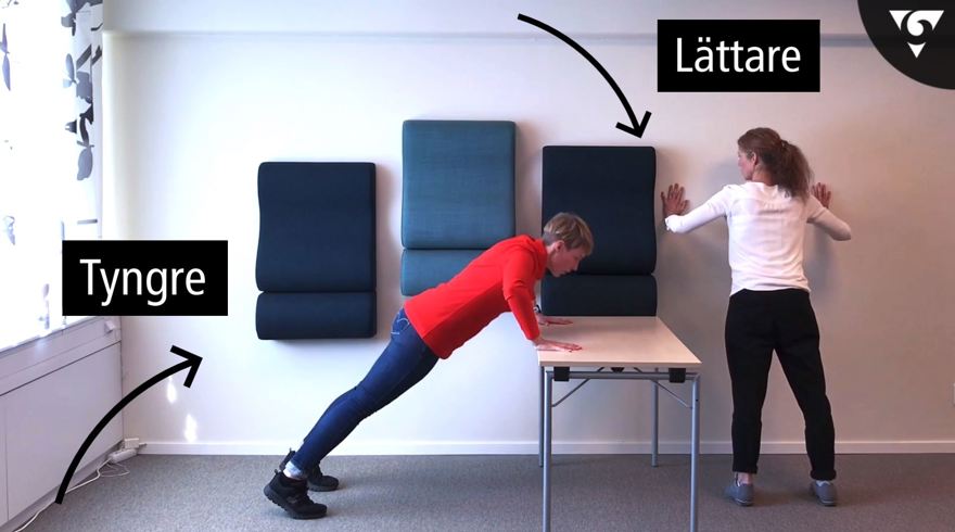 Elin Algurén och Fia Lindgren visar övningar för aktiv paus vid hemarbete