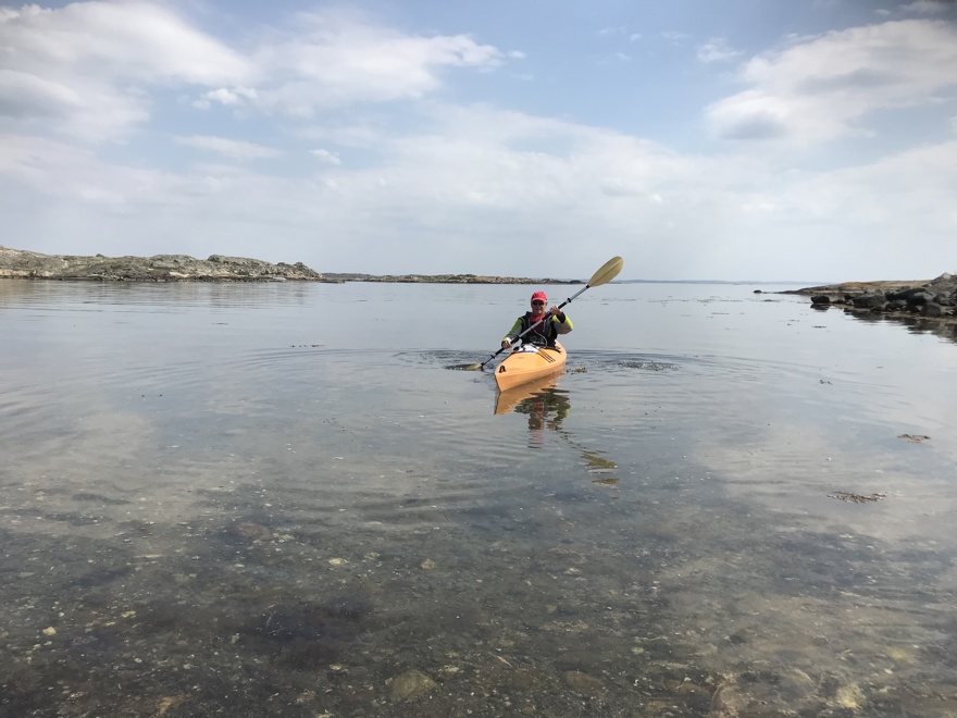 En man paddlar kajak