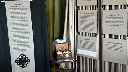 En liten utställning i ett rum