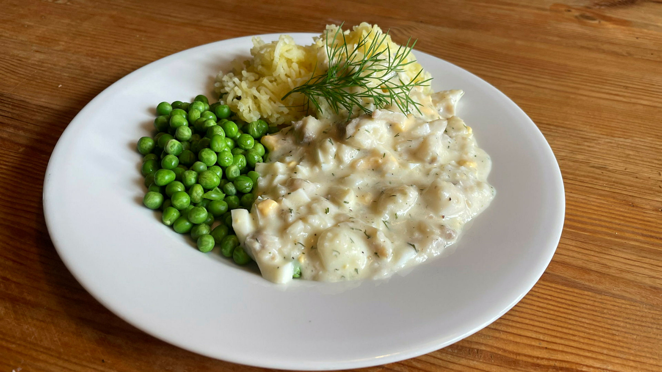 Fisk med äggsås, pressad potatis och ärtor