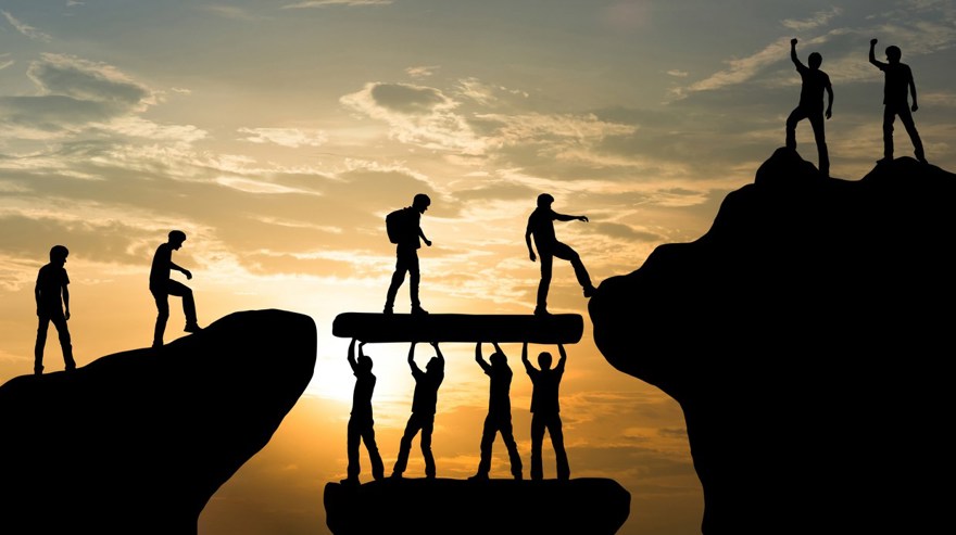 Samarbete och hjälpande händer för att ta sig över hinder