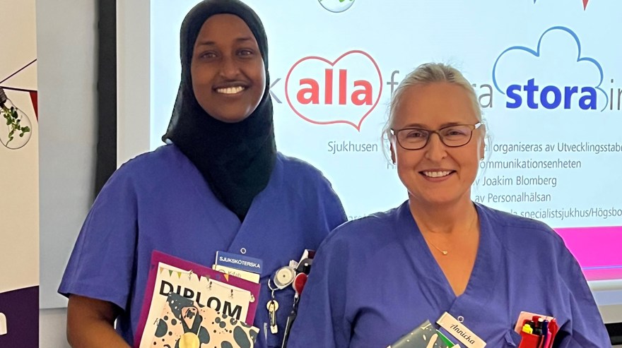 Två personer ler mot kameran, med diplom i handen.