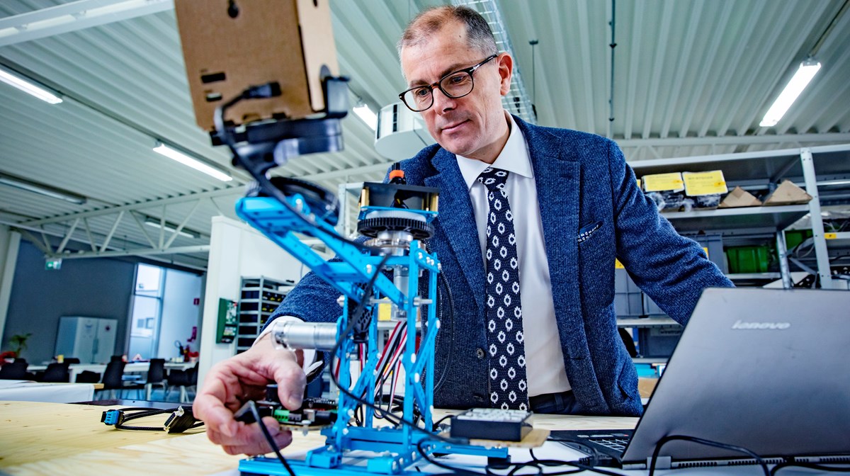 Christoffer Weber visar en robot som de byggt för att testa arbetet med maskininlärning