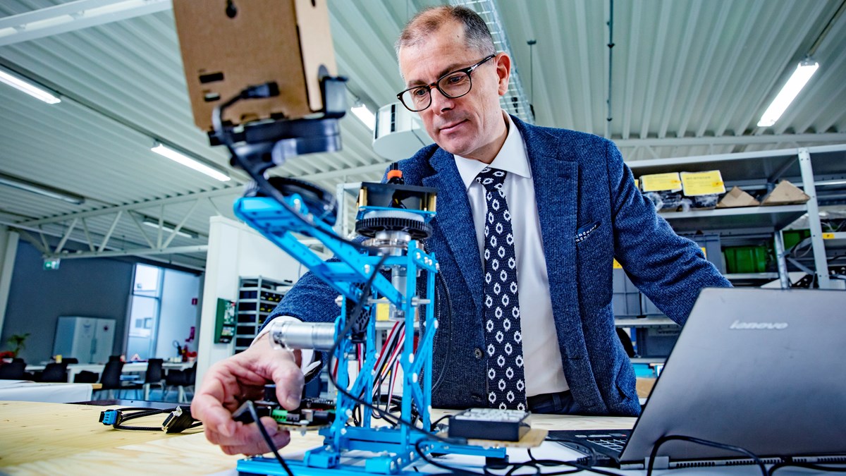 Christoffer Weber visar en robot som de byggt för att testa arbetet med maskininlärning