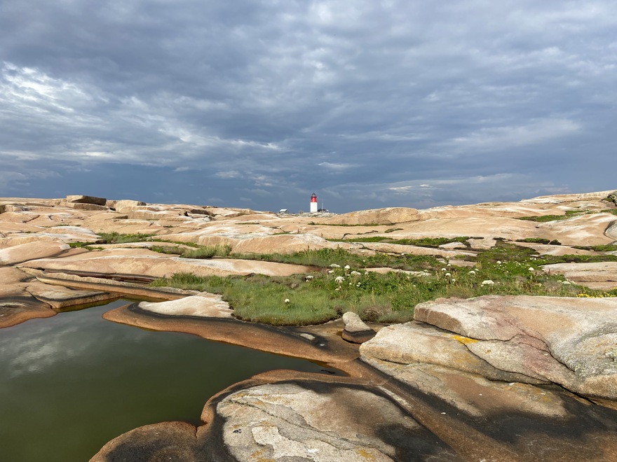 klipplandskap med Hållö fyr