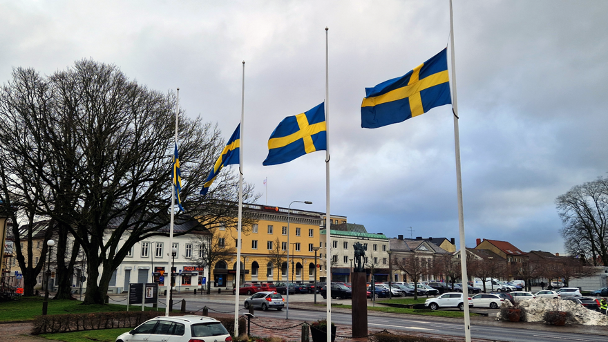 Flaggor på halv stång utanför Residenset, Vänersborg