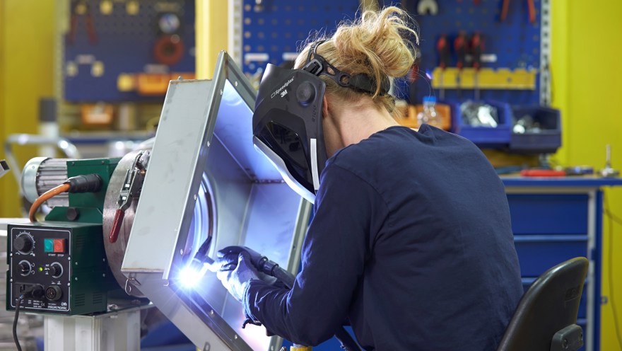 Tack vare forskningsprojektet har Furhoffs hittat två limmer som skulle kunna ersätta svetsning. Foto: Furhoffs Rostfria.