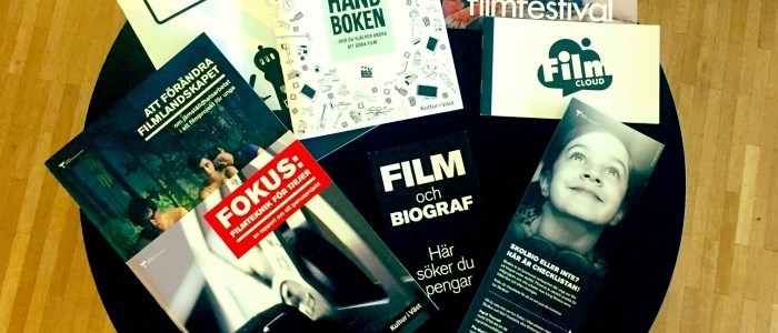 På ett runt bord ligger flera broschyrer: Fokus, film och biograf, Filmcloud, filmhandboken.