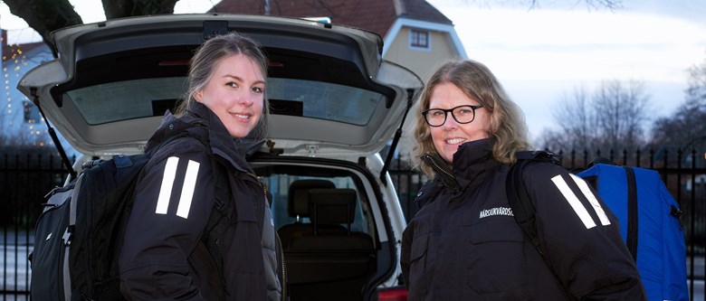 Två medarbetare på väg att besöka en patient i sitt hem.
