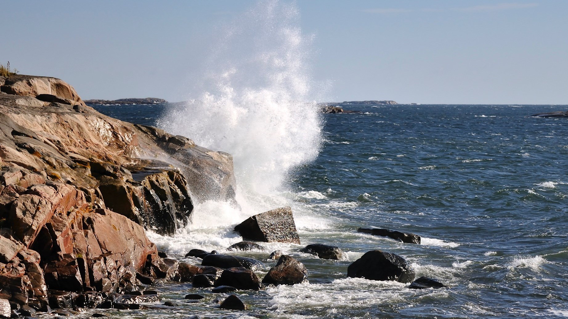 Vågor slår upp mot klippor