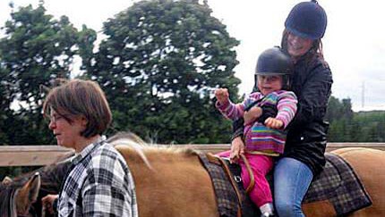 Stalllyckan i Mark - flickor rider på häst