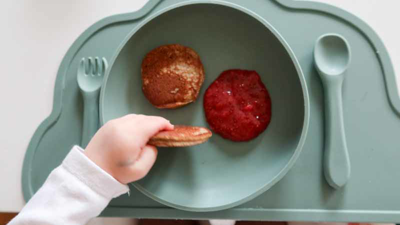 Bebis äter med händerna