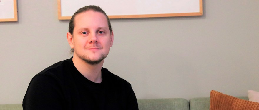 Person som sitter ner