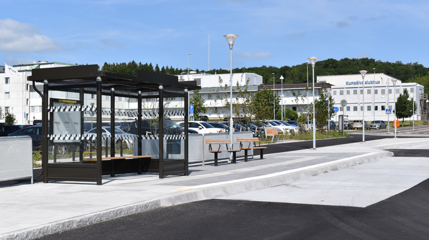 Busshållplats med Kungälvs sjukhus i bakgrunden.
