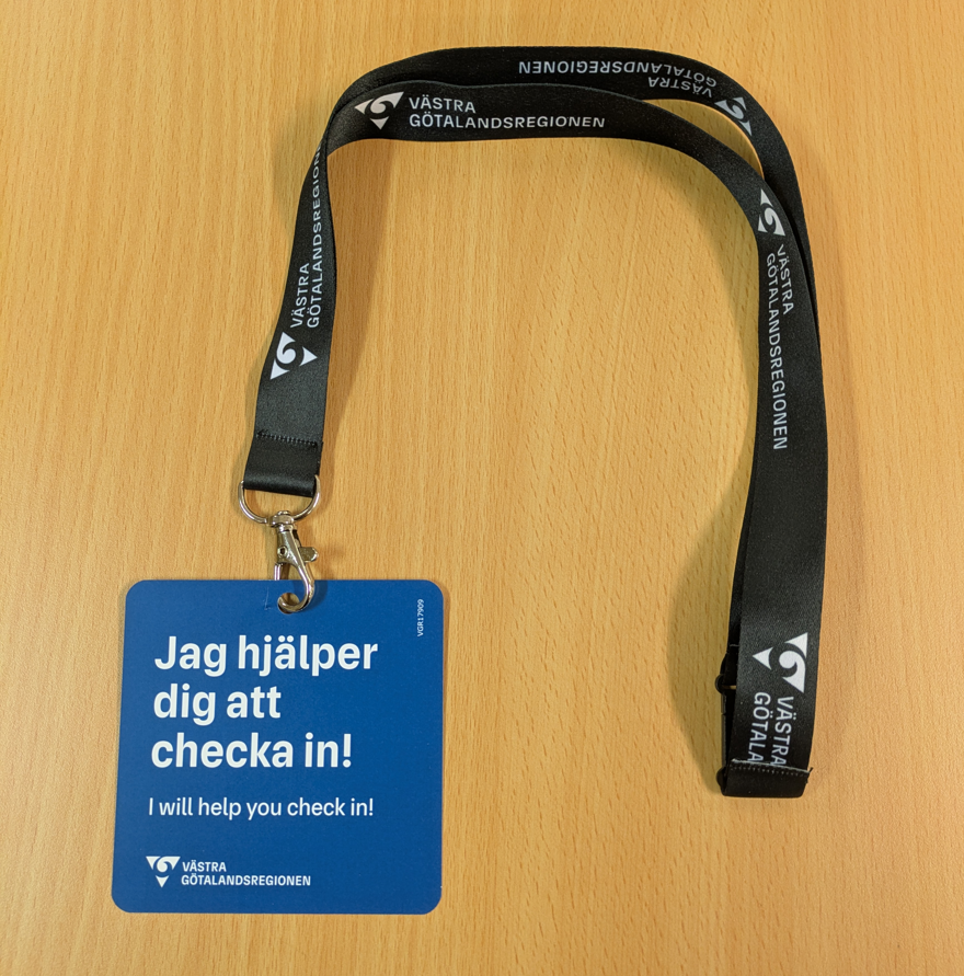 Foto på nyckelband och hålat kort.