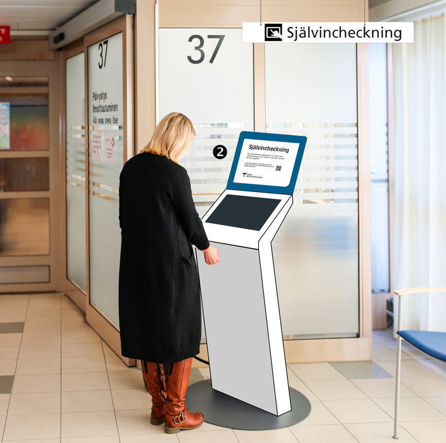 Miljöbild med skylt monterad på golvstående kiosk för självincheckning.