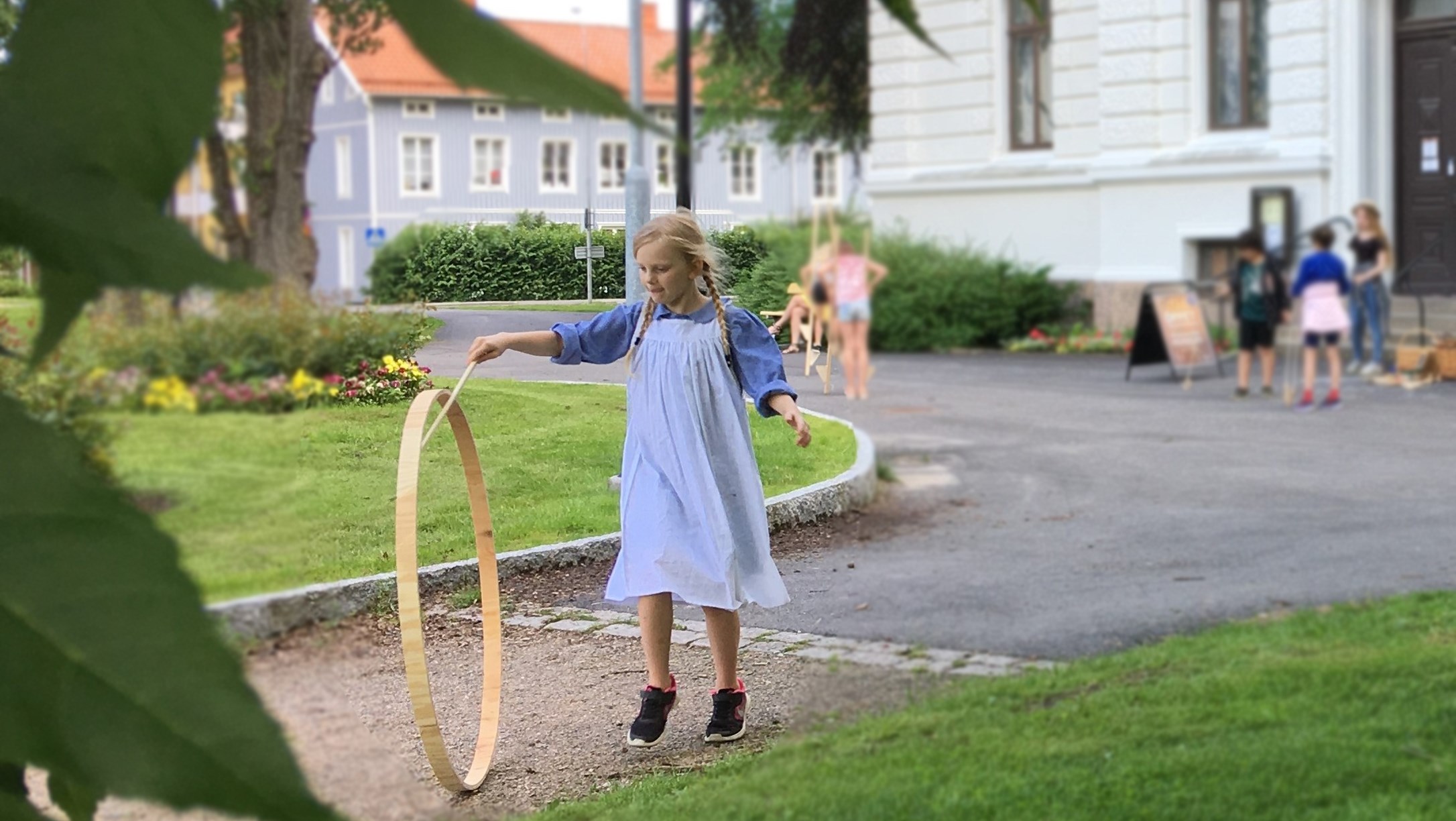 Lek med tunnband utanför museet
