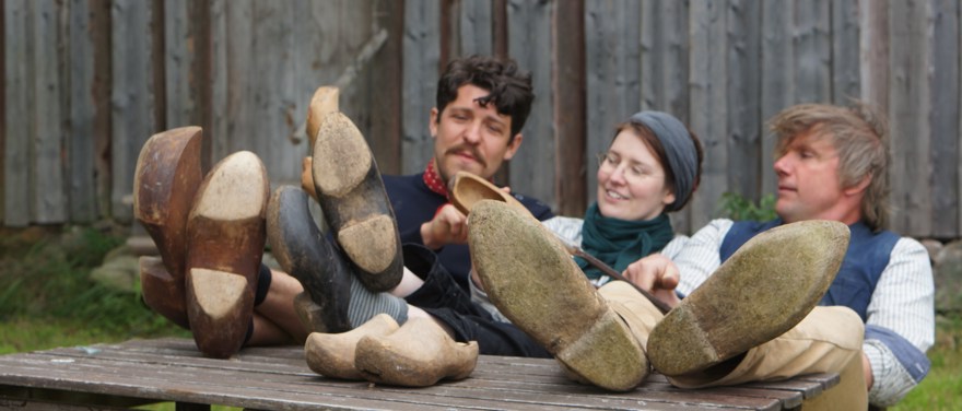 Björn Svantesson, Linnea Lindgren och Magnus Jacobsson visar handgjorda träskor.
