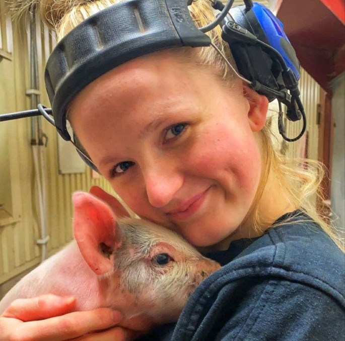 Julia Löfman som håller i en griskulting