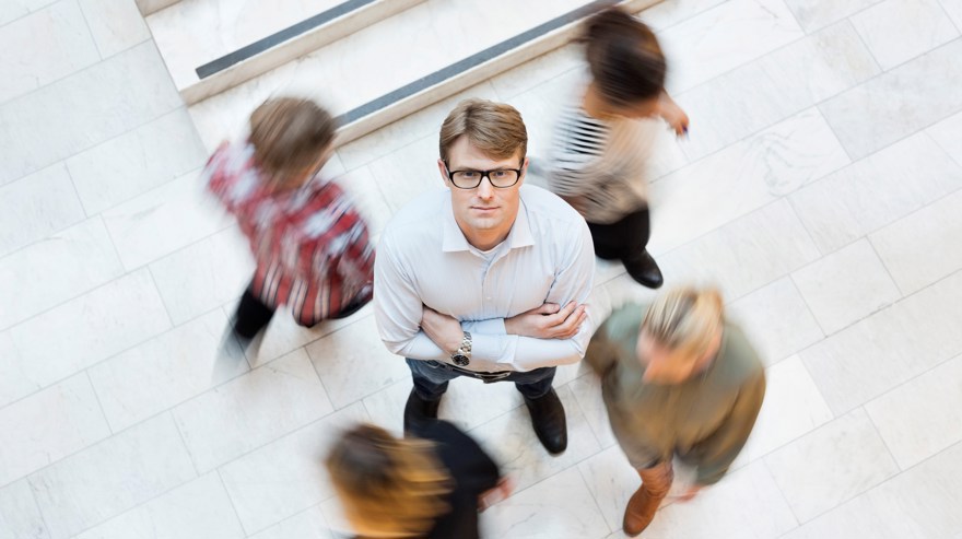 man i en cirkel av andra männsikor som suddiga och snabba figurer