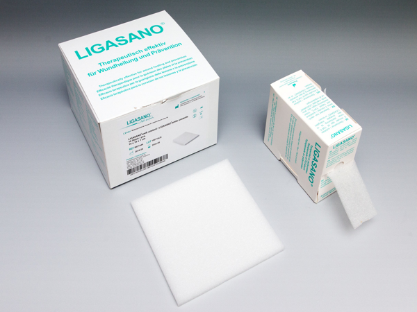 Vit box med turkos text.