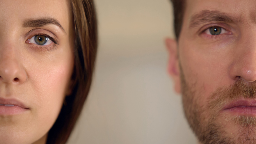 Närbild kvinna och man, halva ansikten och avstånd emellan