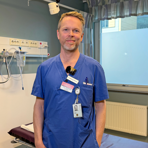 I ett triagerum på akutmottagningen på Alingsås lasarett står Peter Moström, överläkare och läkarchef.