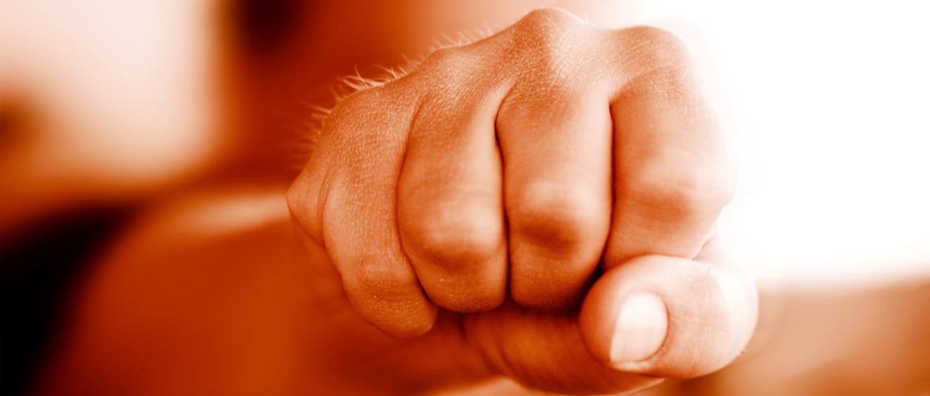 Närbild av en knuten näve.