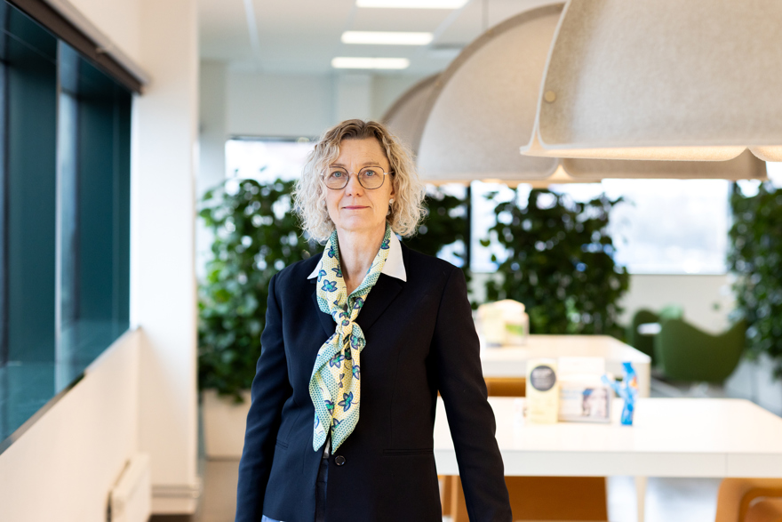 tf regiondirektör Ann-Charlott Järnström i mörk kavaj och gulgrön scarf