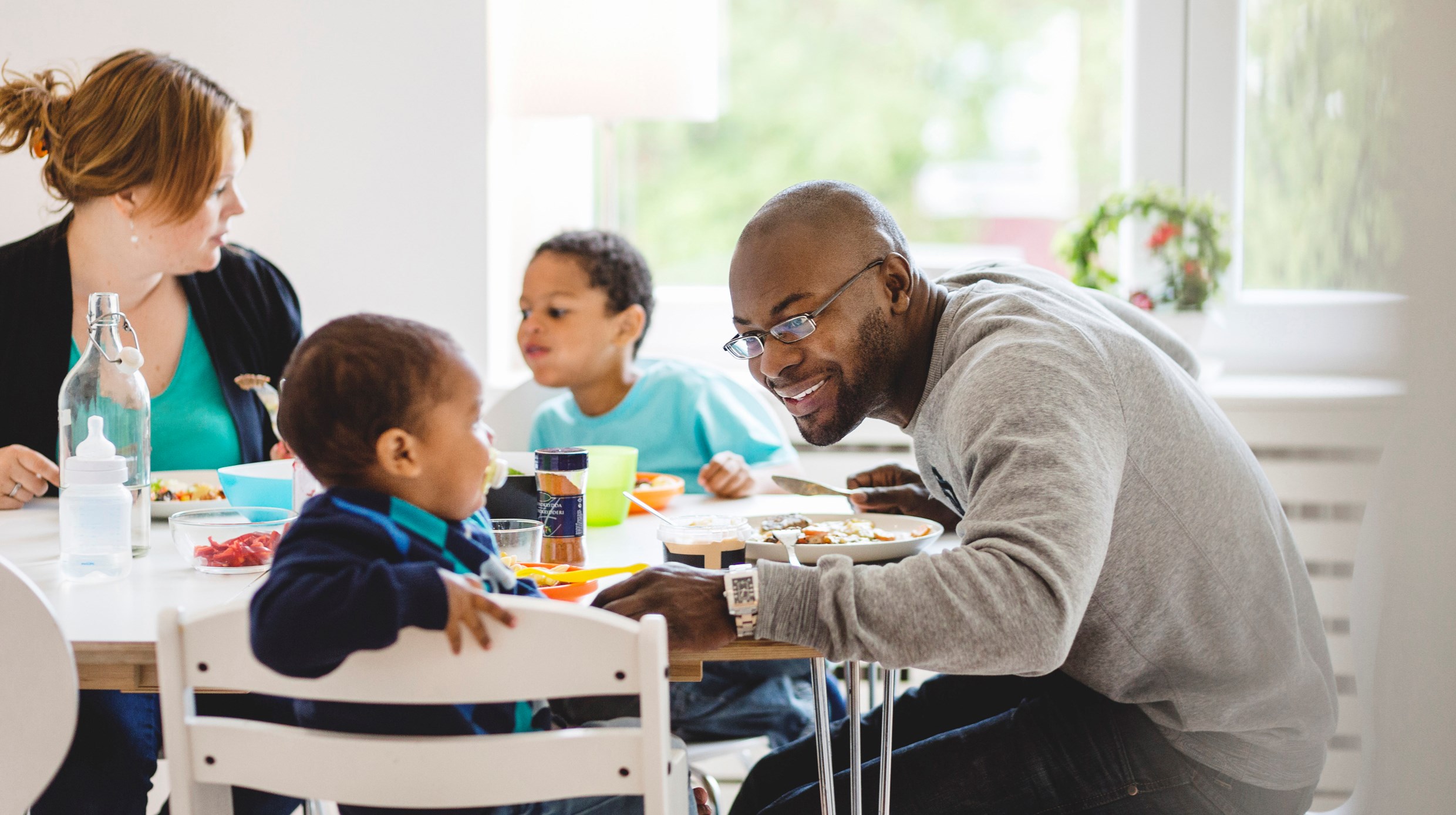 En familj äter middag