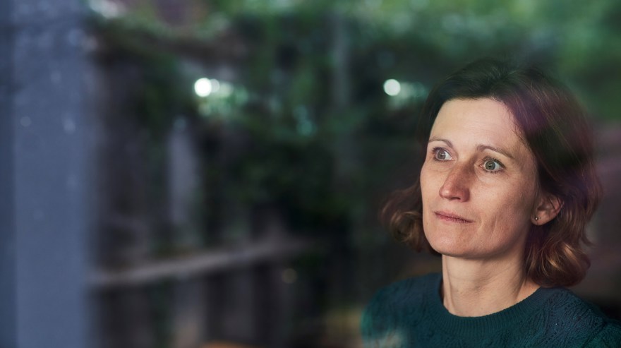 Kvinna som ser bekymrad ut