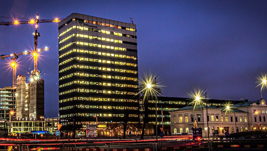 Regionens hus i kvällsbelysning