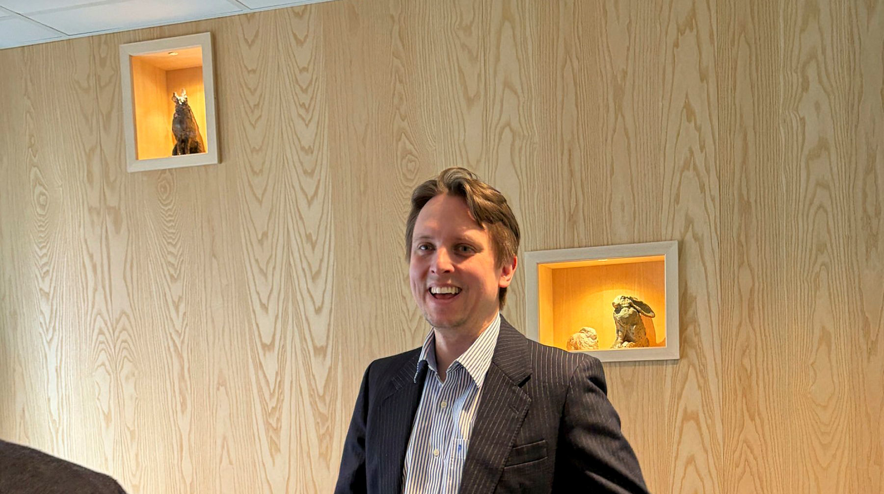 Bild som visar en man som skrattar i det stilla rummet.