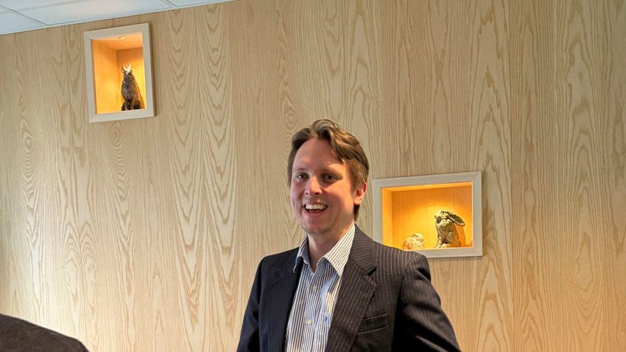 Bild som visar en man som skrattar i det stilla rummet.