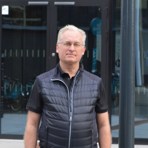 Dennis -larsson står framför GoCo houses glasbeklädd fasad