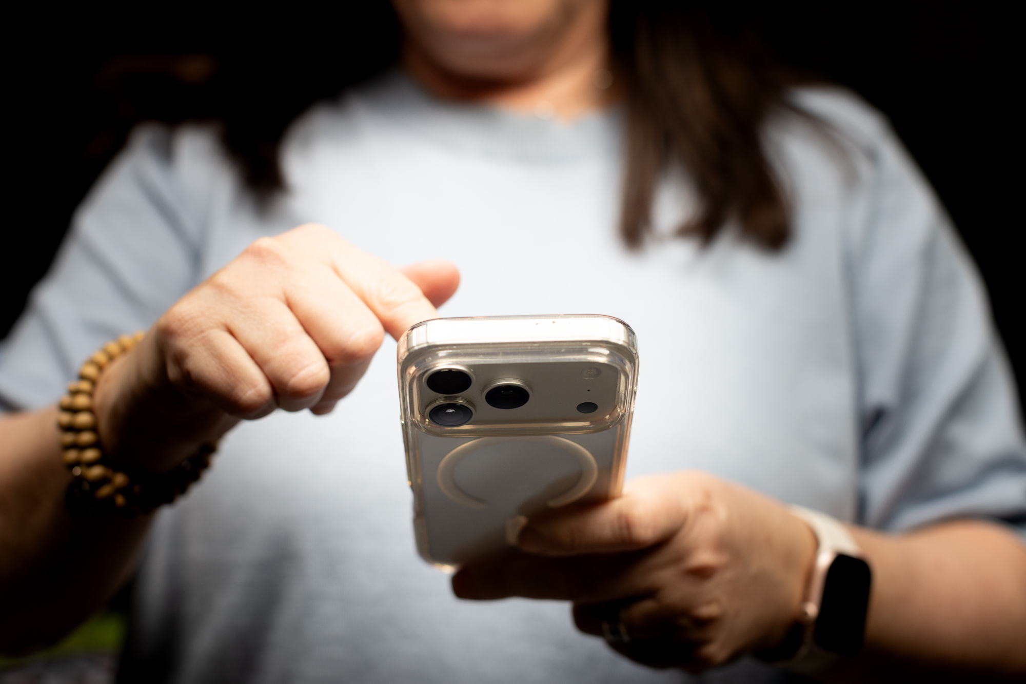Kvinna med mobiltelefon