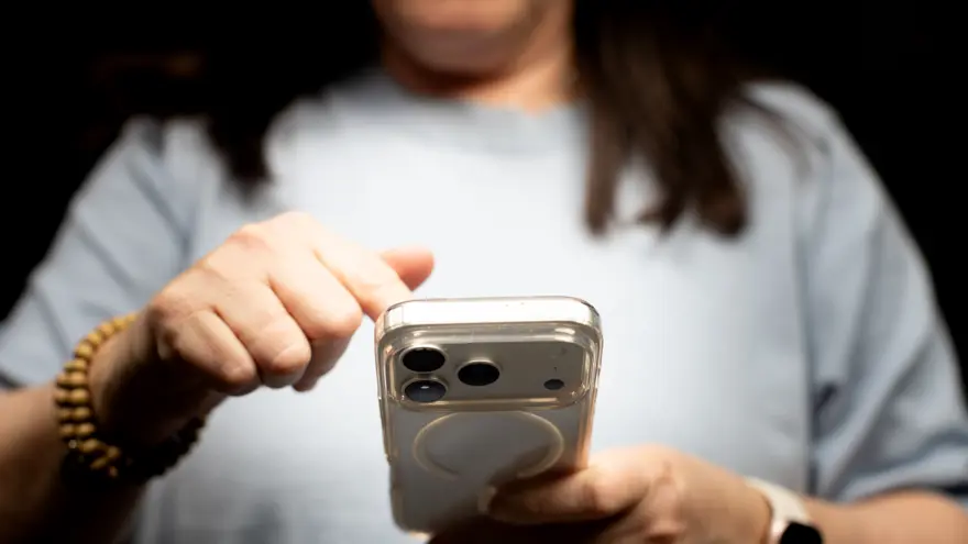 Kvinna med mobiltelefon