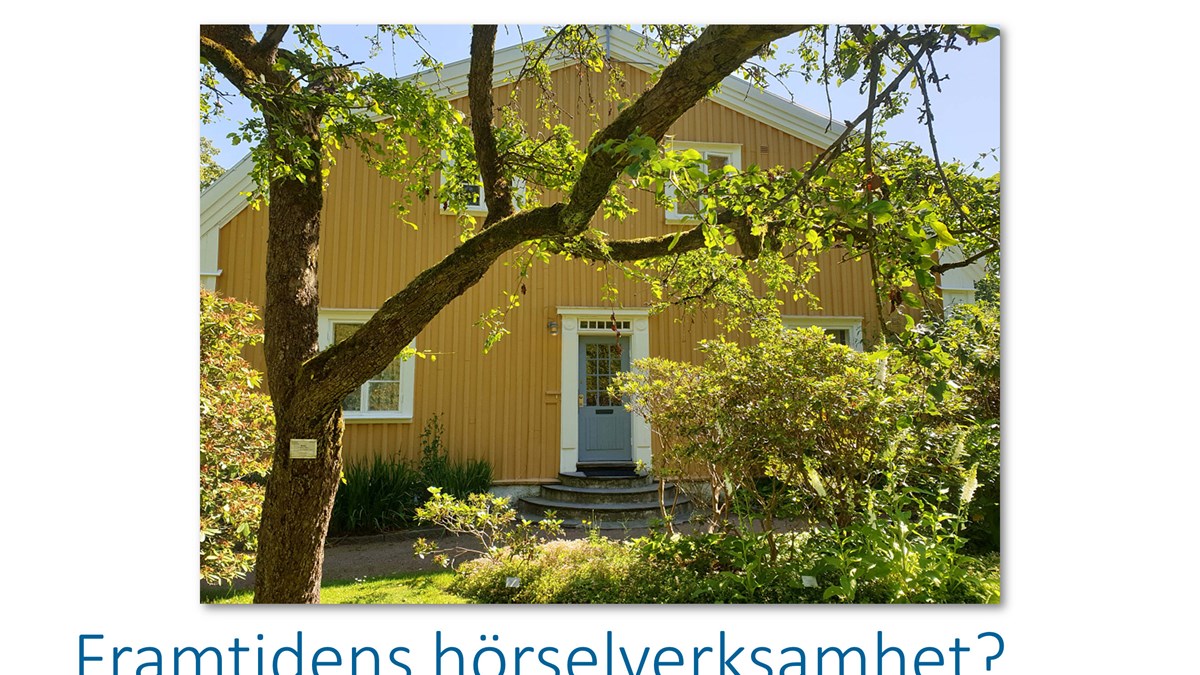 Poster vars text finns nedan. Bild på ett gult hus i lummig trädgård. 