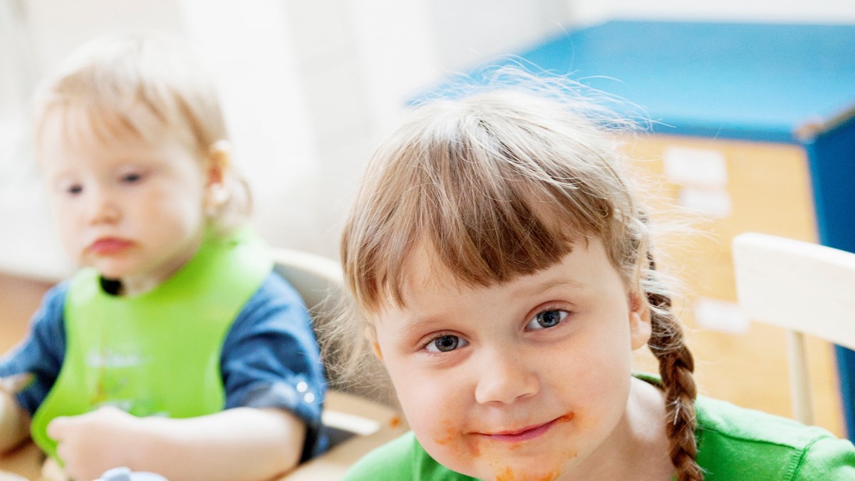 Två barn som äter pasta