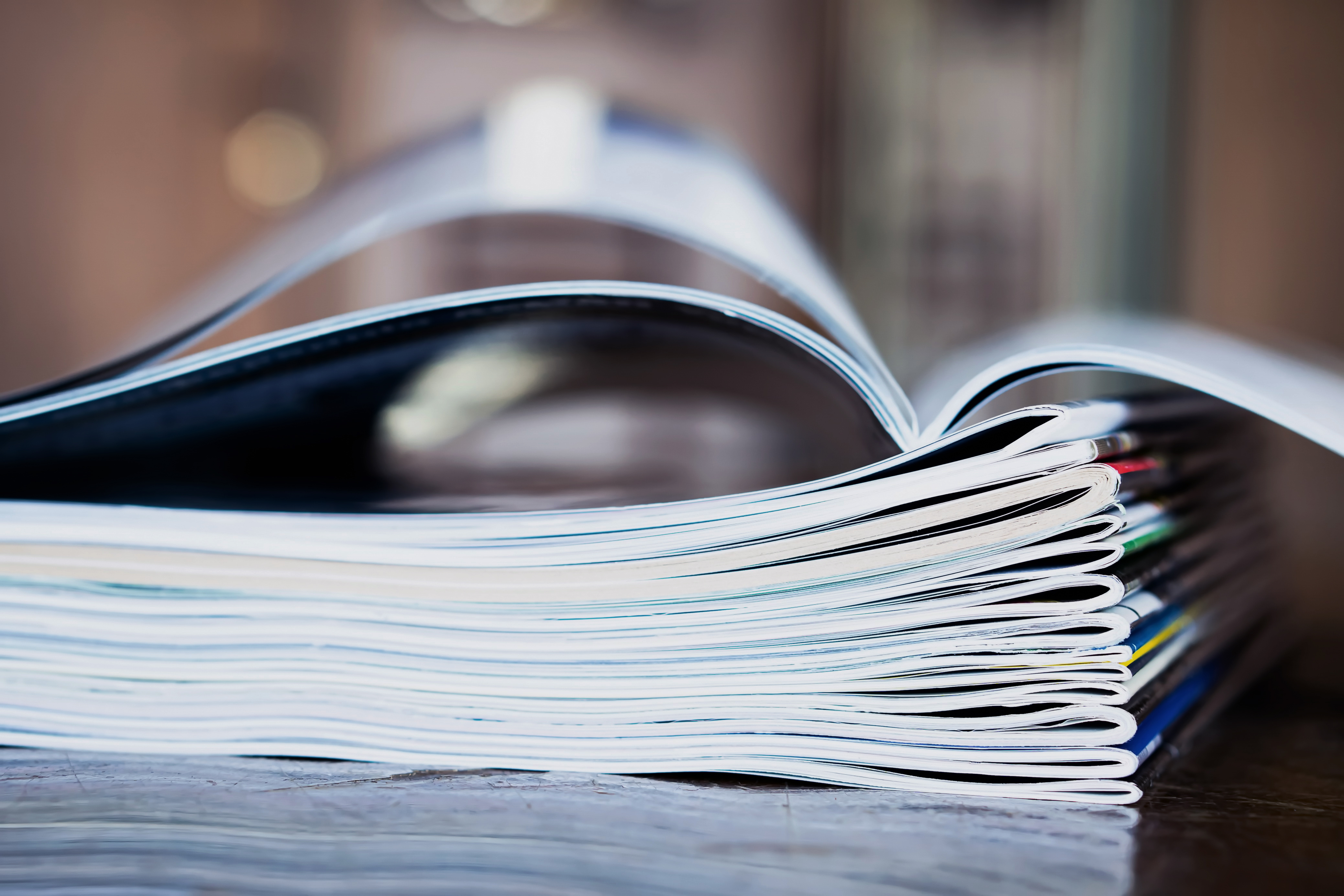 En hög med vetenskapliga artiklar