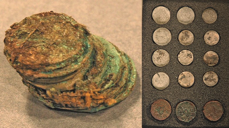 Två bilder. Till vänster en trave mynt som sitter ihop i en klump. Till höger ses mynten efter konservering, packade i något svart material ett och ett.