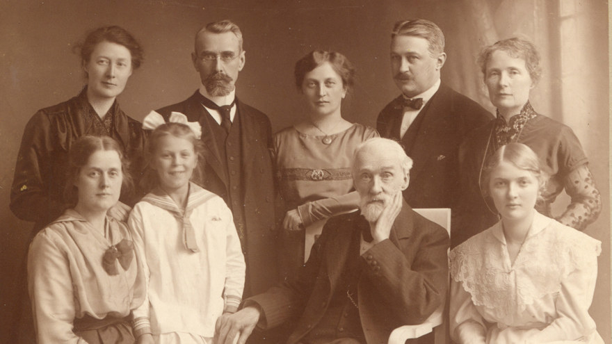 Anna Lundberg och hennes familj. Anna står längst till höger i bakre raden.