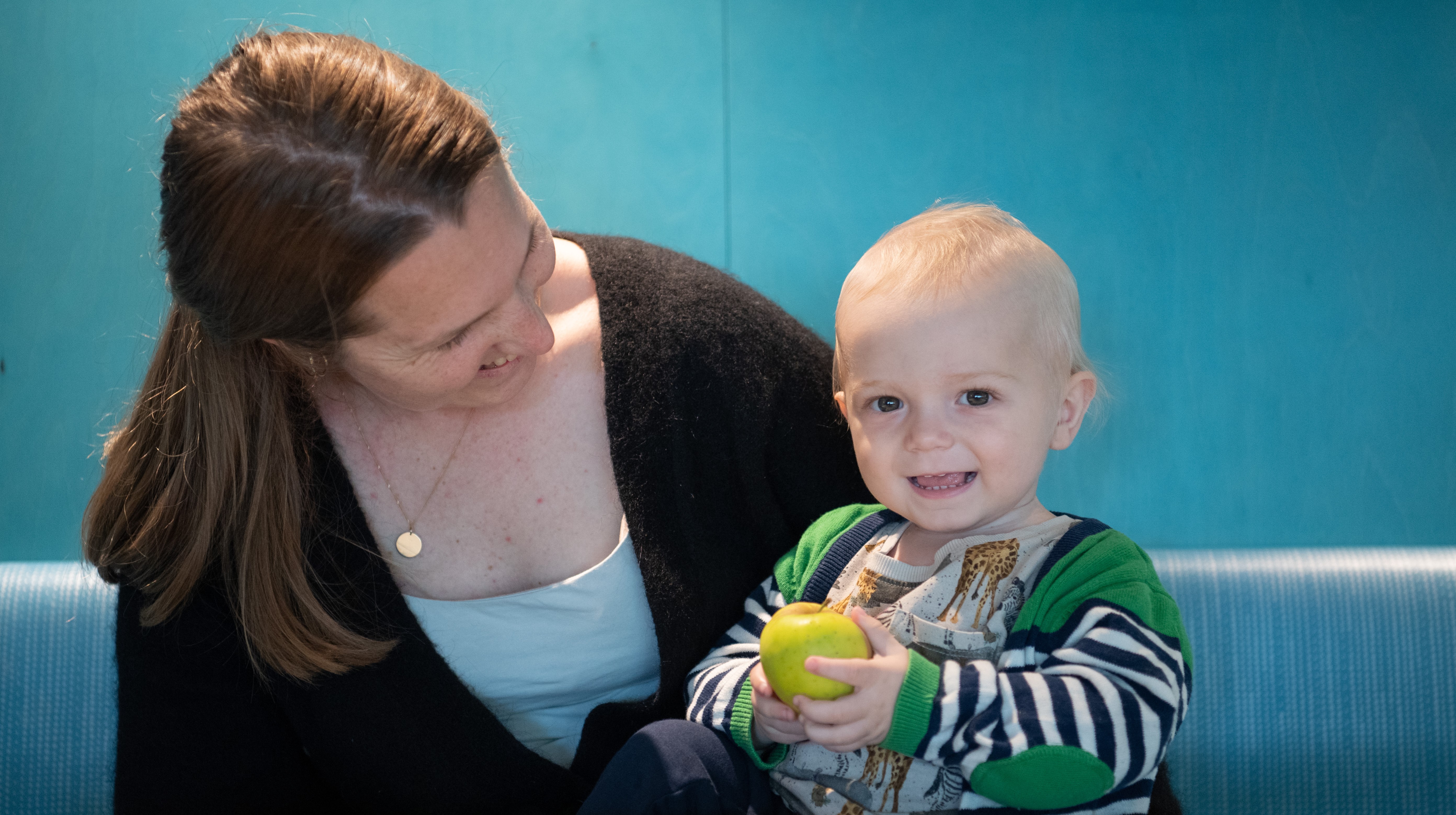 En förälder och barn i samspel