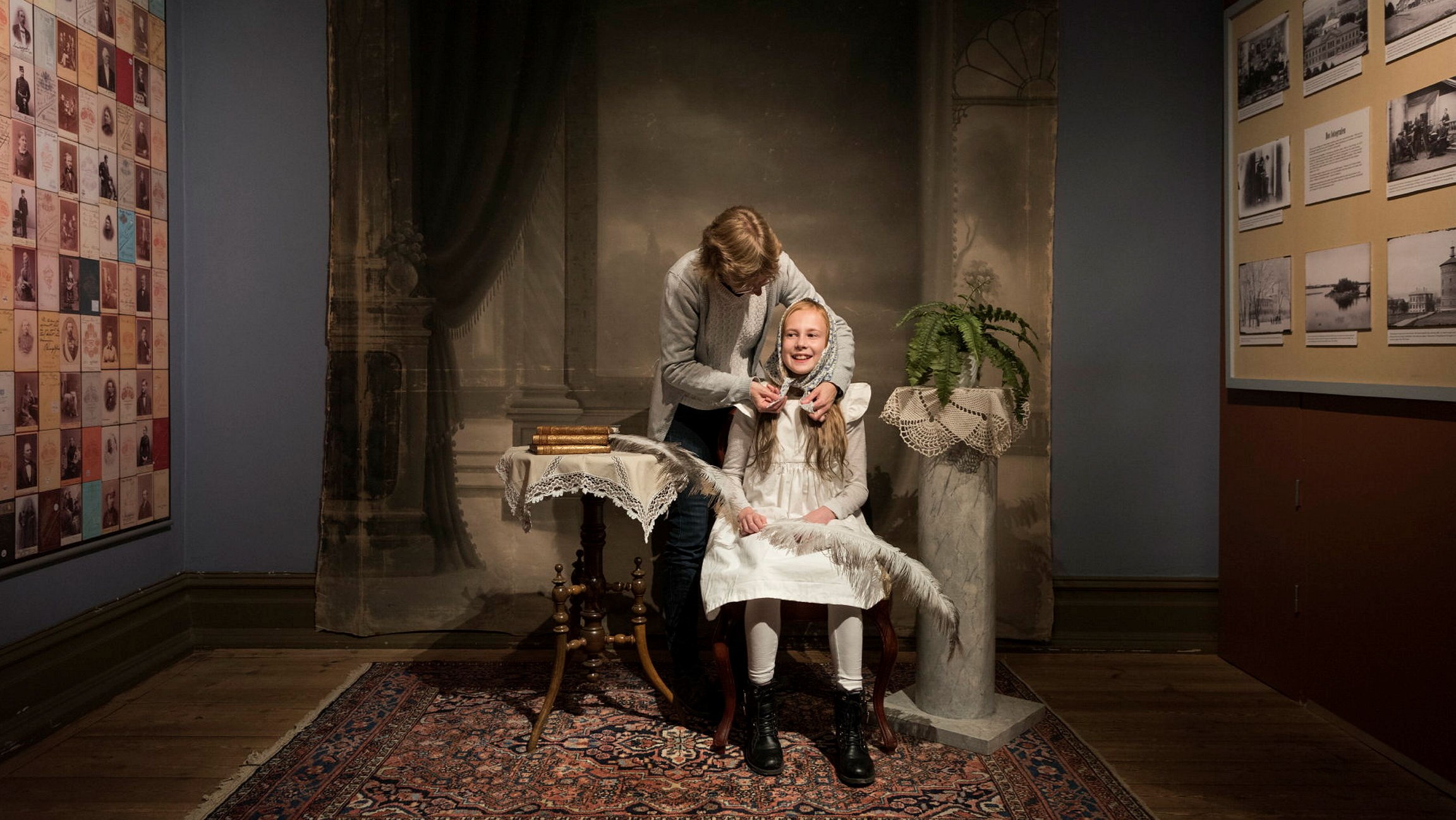 Barn blir fotograferat i den oscarianska ateljén som är en del i utställningen På kung Oscars tid, Vänersborgs museum, Vänersborg.