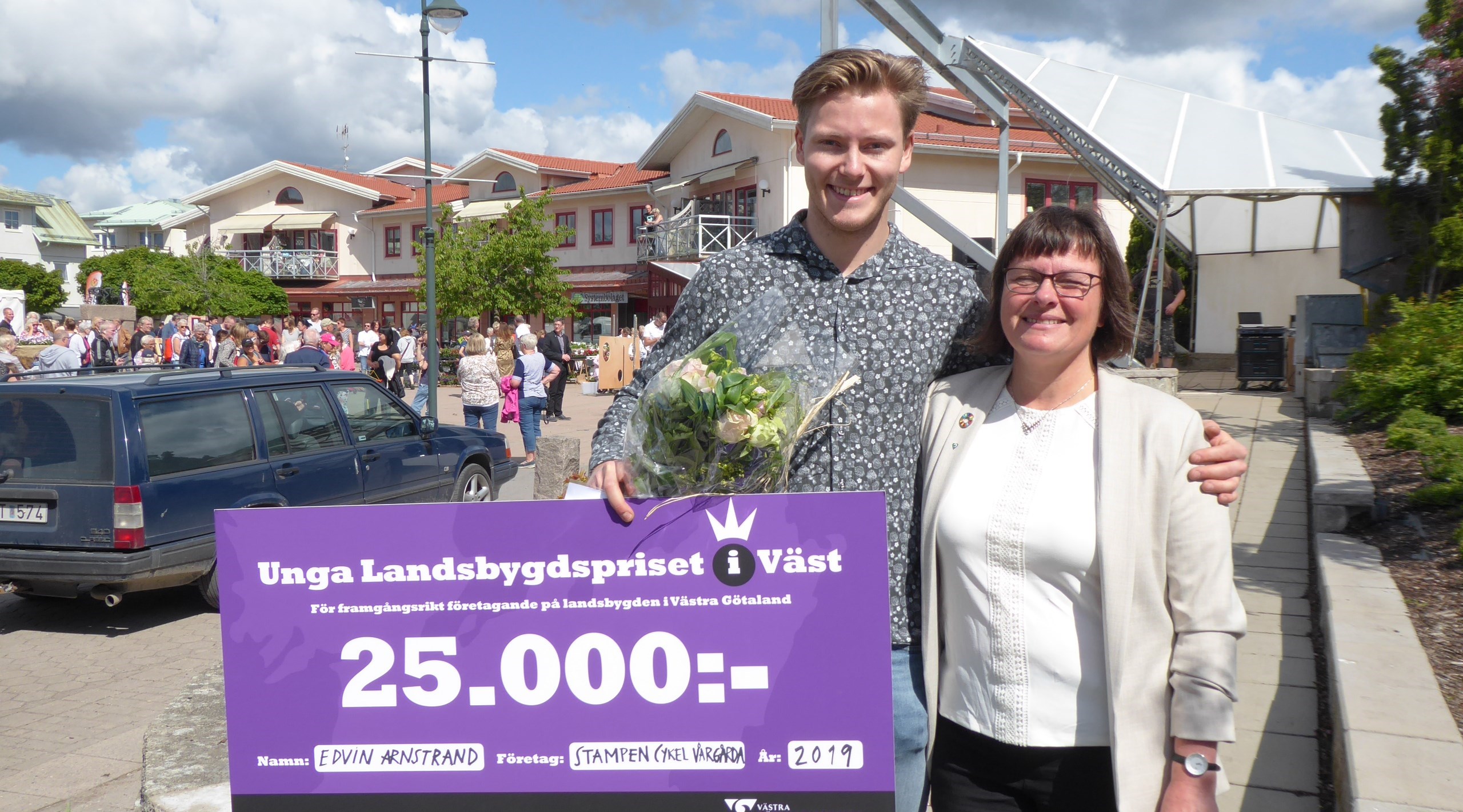 Unga landsbygspristagare Edvin Arnstrand i Vårgårda med Helén Persgren (MP)